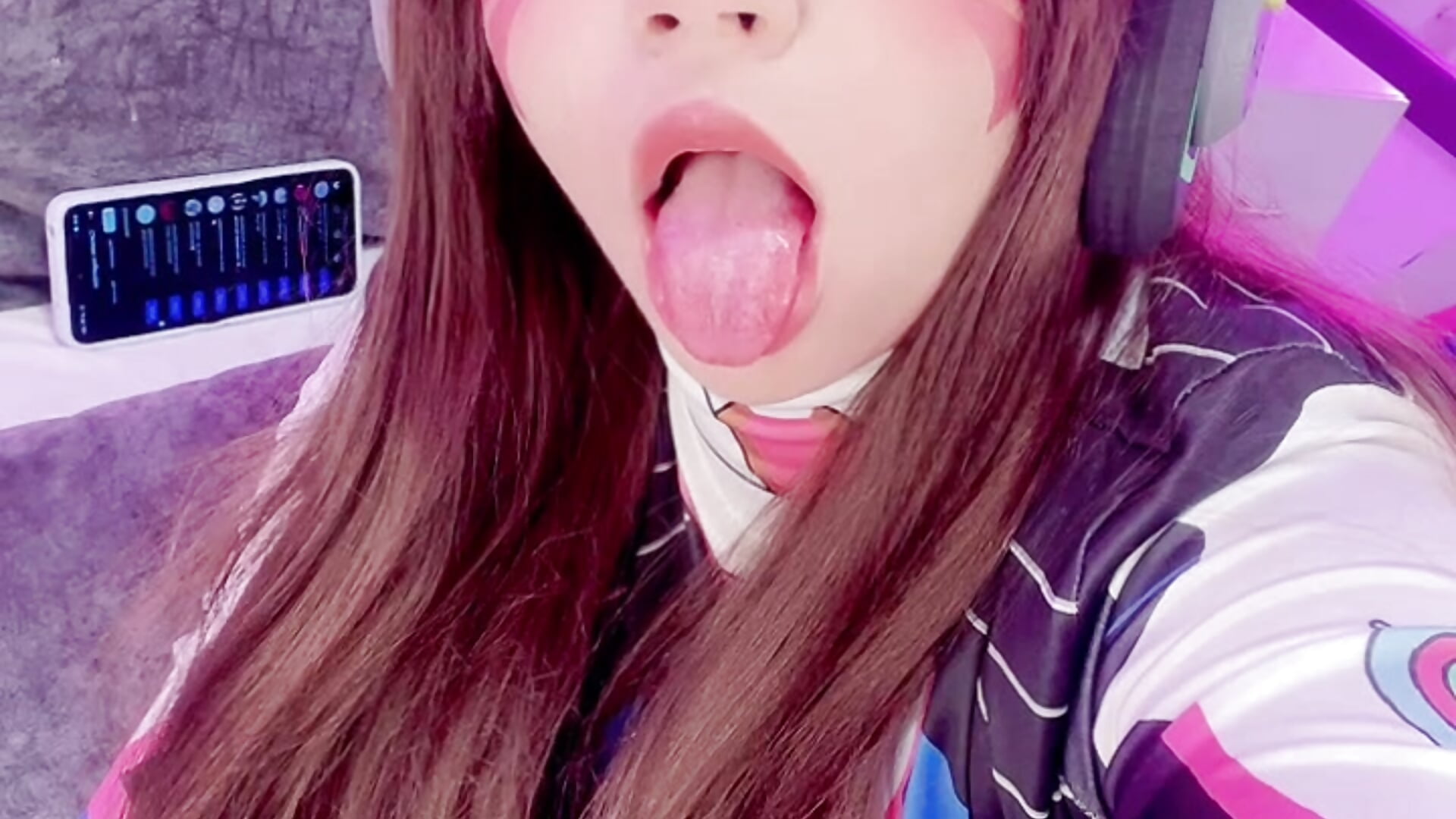 Ahegao face – video od webkamerové modelky Petit-Rosse