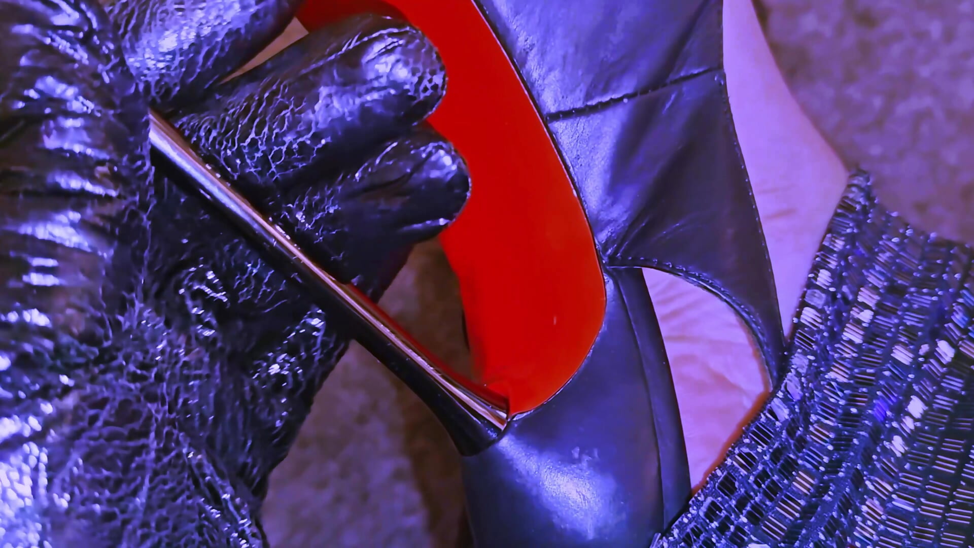 Spiky stilettos. Steel heels. Red soles. Leather gloves. A fresh pedicure. And my voice in your ears - vidéo du modèle de showcams Listen2Etername