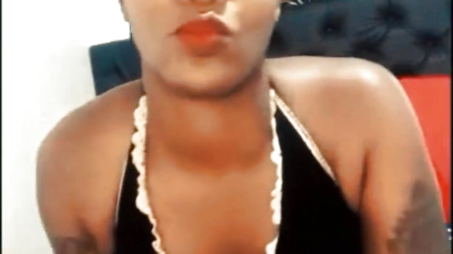 Sensational slut - video by sluttylaura21 cam model