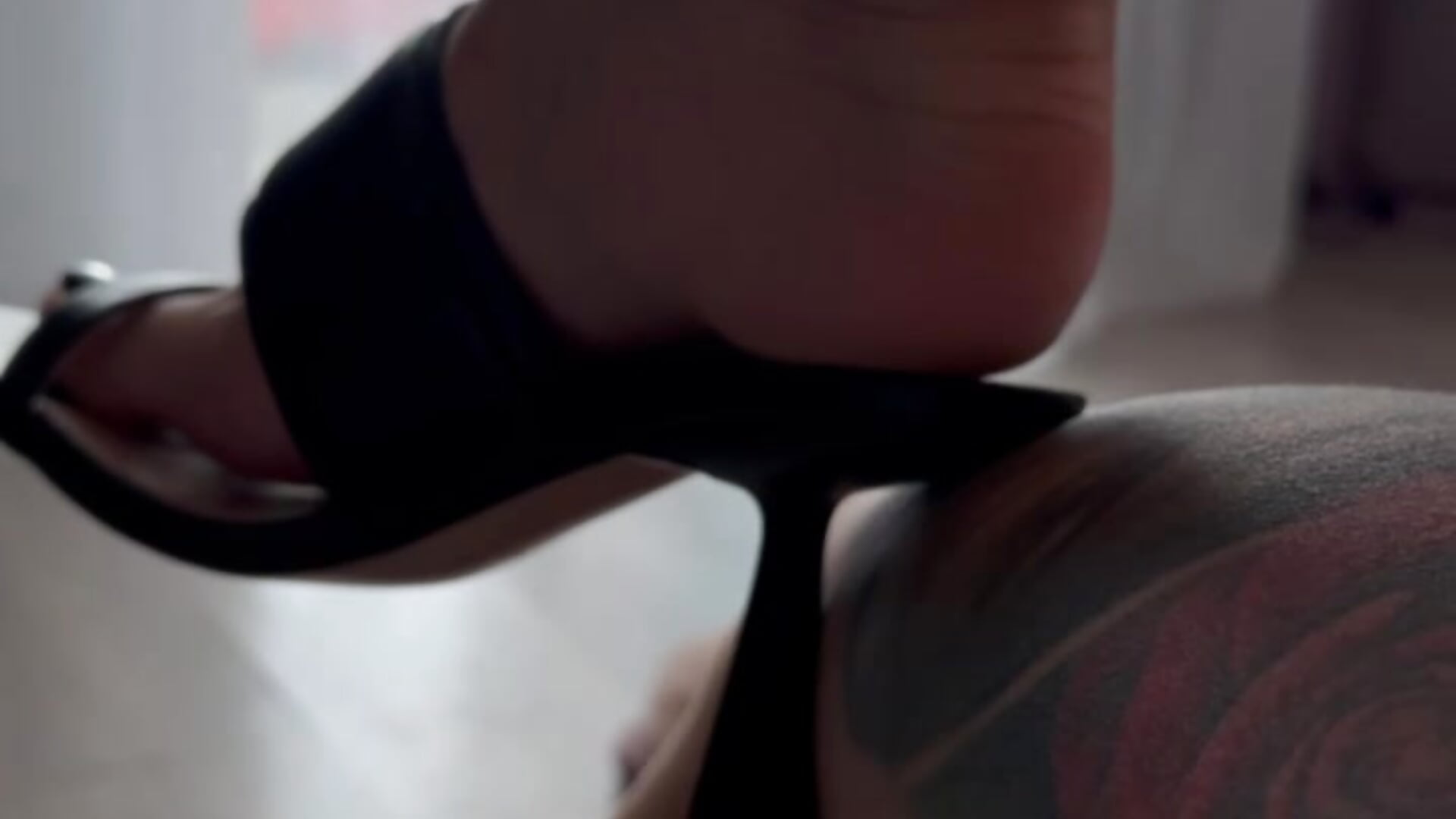 Just me sexy legs and new heels - video by gracedorce cam model