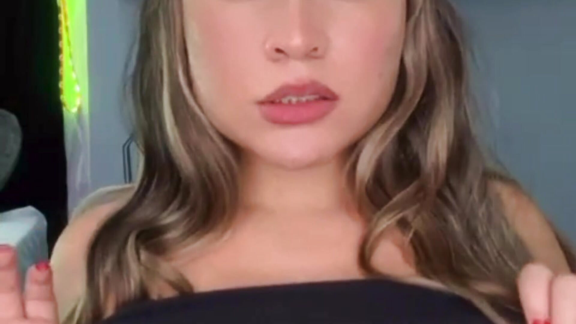 boobs out! – video modela na kameri TaylorEvanss