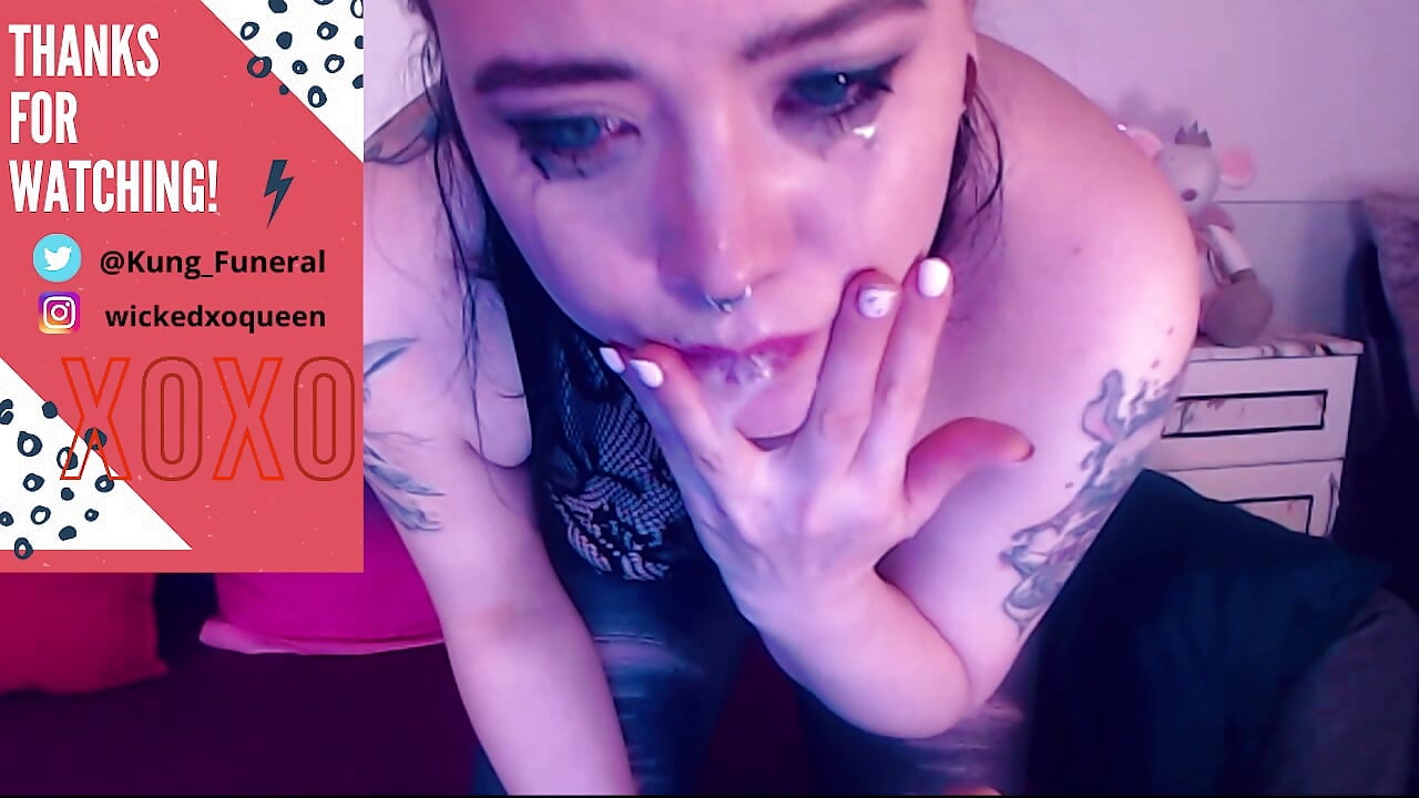 Mouthfuck with 10'' toy – video od webkamerové modelky wickedxqueen