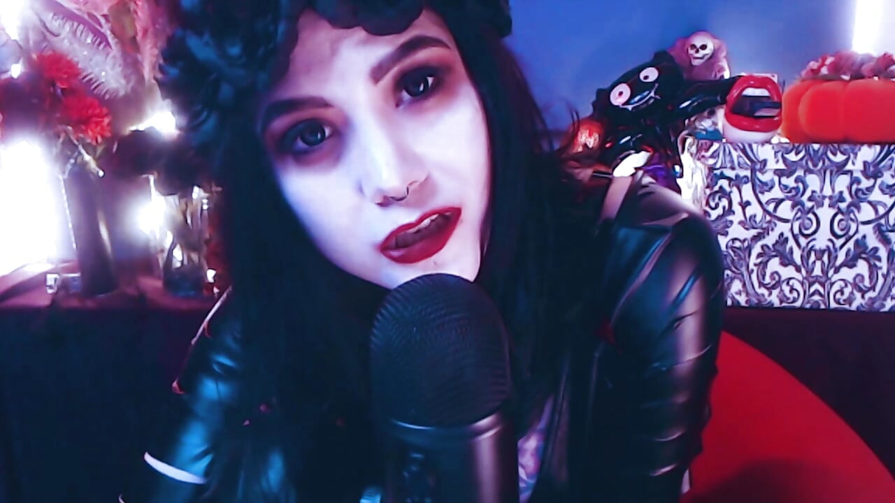 Vampire teases betaboy – video od webkamerové modelky wickedxqueen