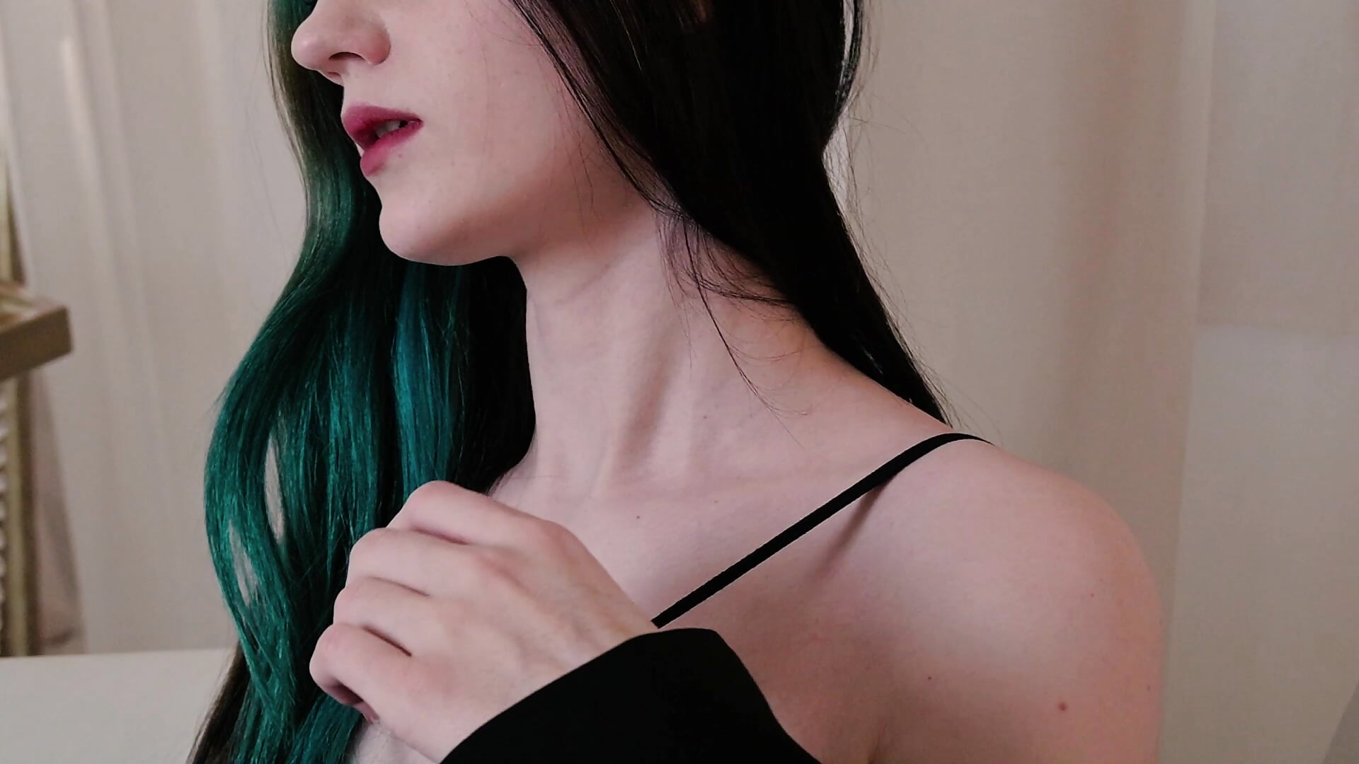 sexy lady in black - video by NikkieKatty cam model