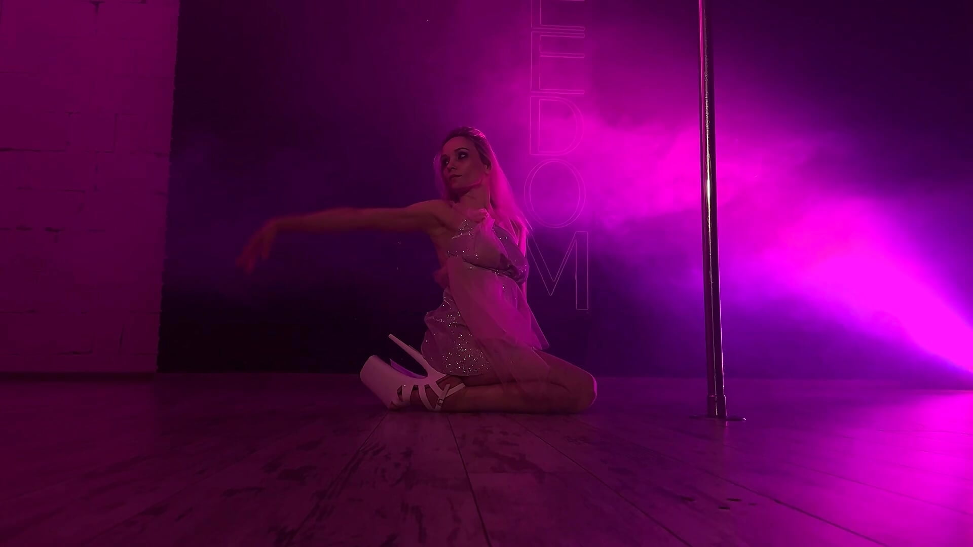 pole dance - video by Louise-dance cam model