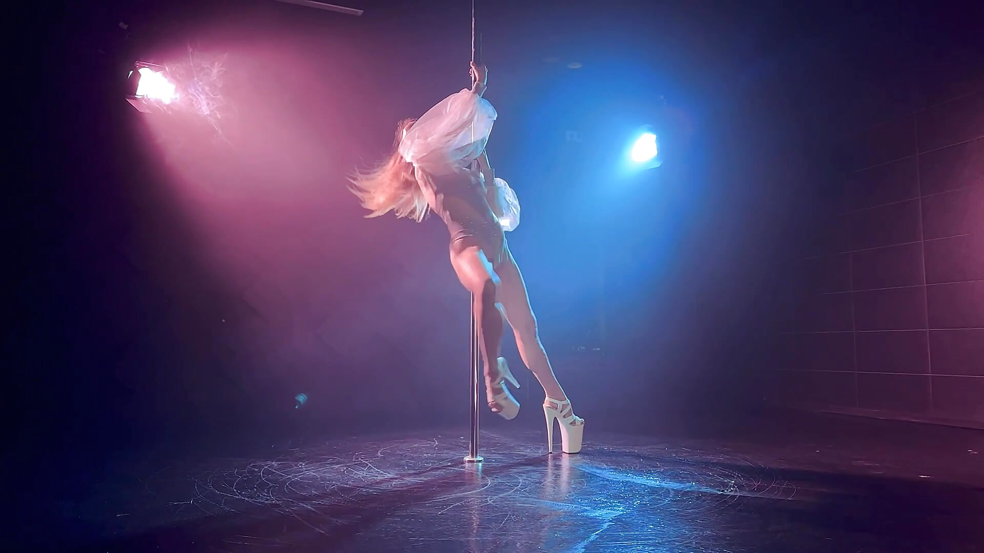 pole dance - video by Louise-dance cam model