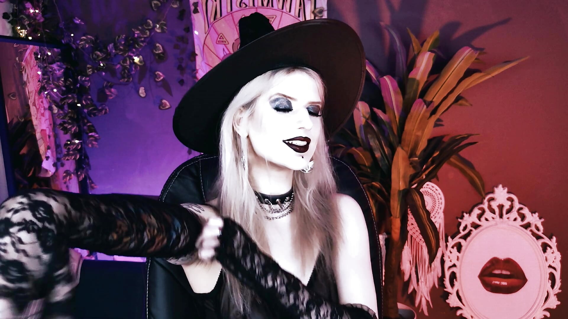 Sexy Witch! - video by Noah_ElmerX cam model