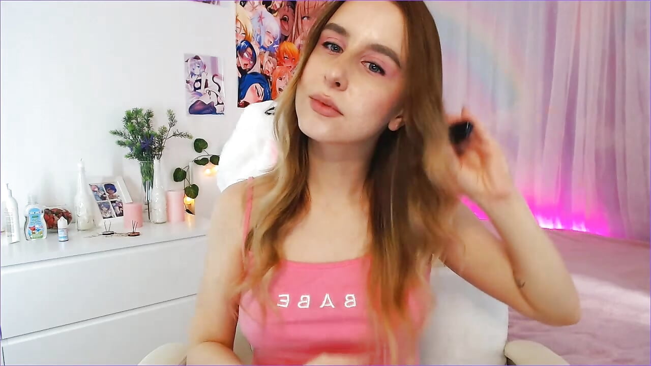 Brushing my hair - video by CarolineAmber cam model