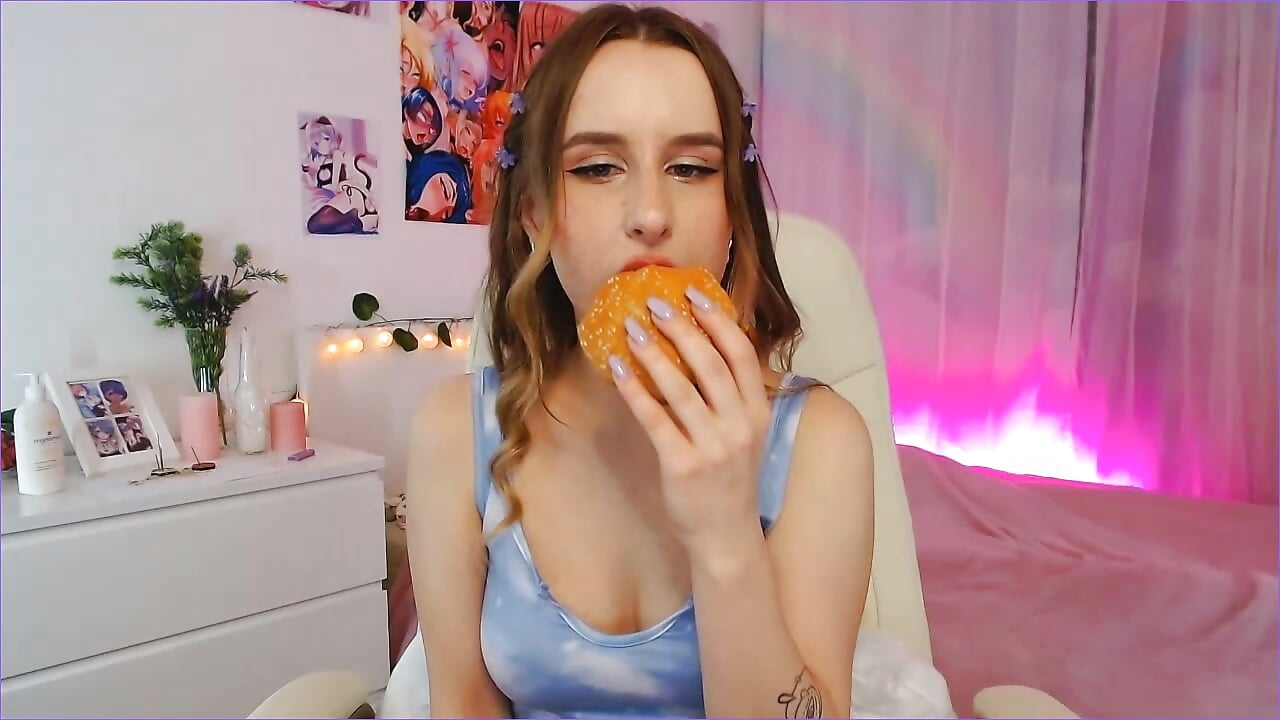 Eating burger - video by CarolineAmber cam model