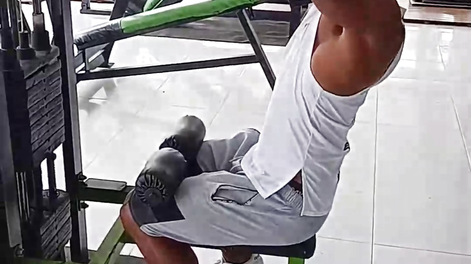 At the Gym - vídeo de la modelo de cam LillDamian