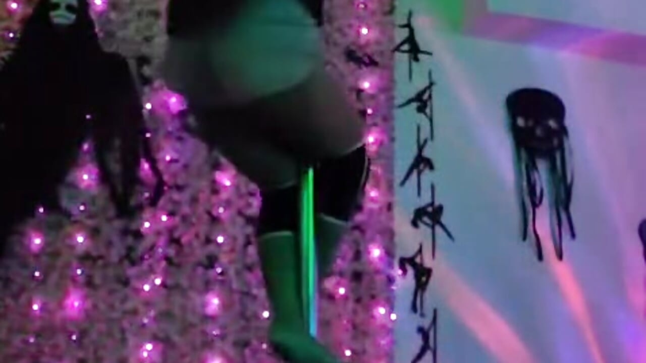 pole dance - video by Iris_Ross_ cam model