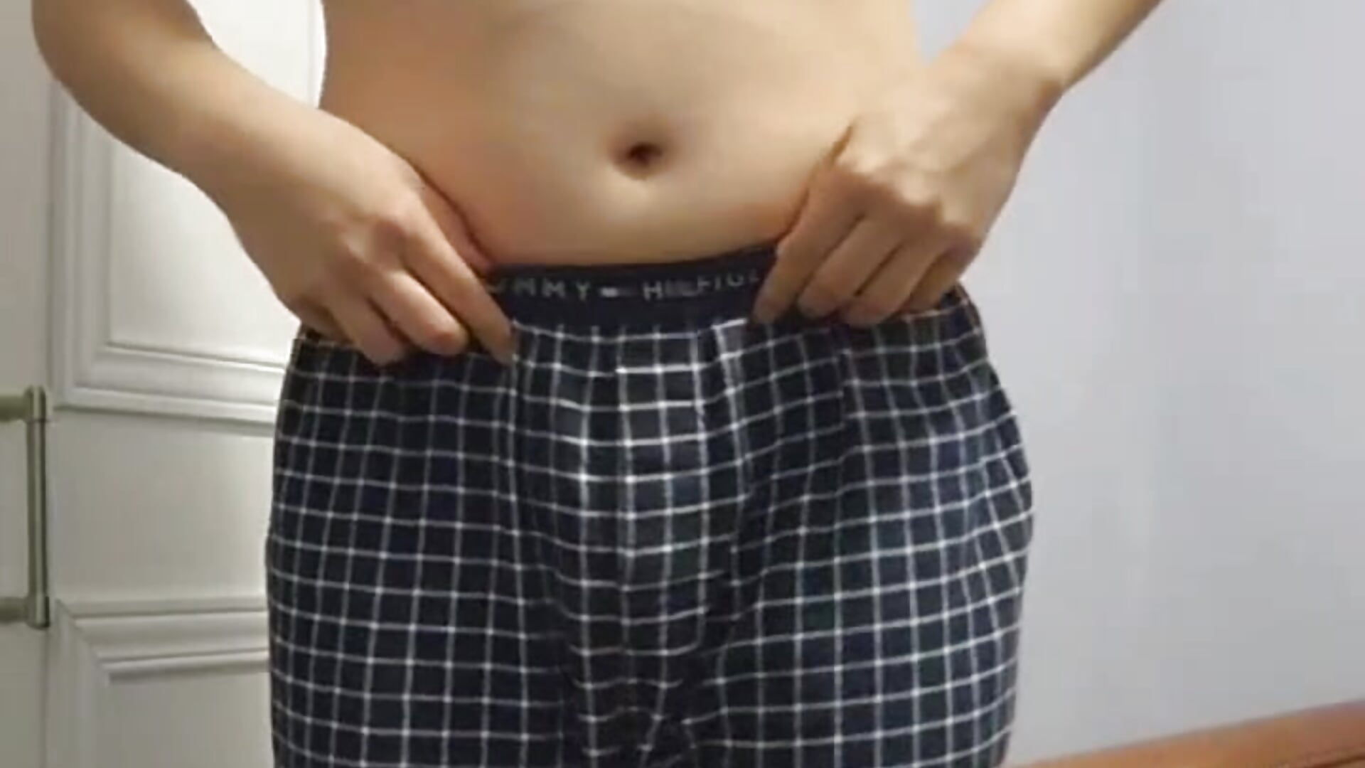 Stripping at home - video by Koreanboy171 cam model