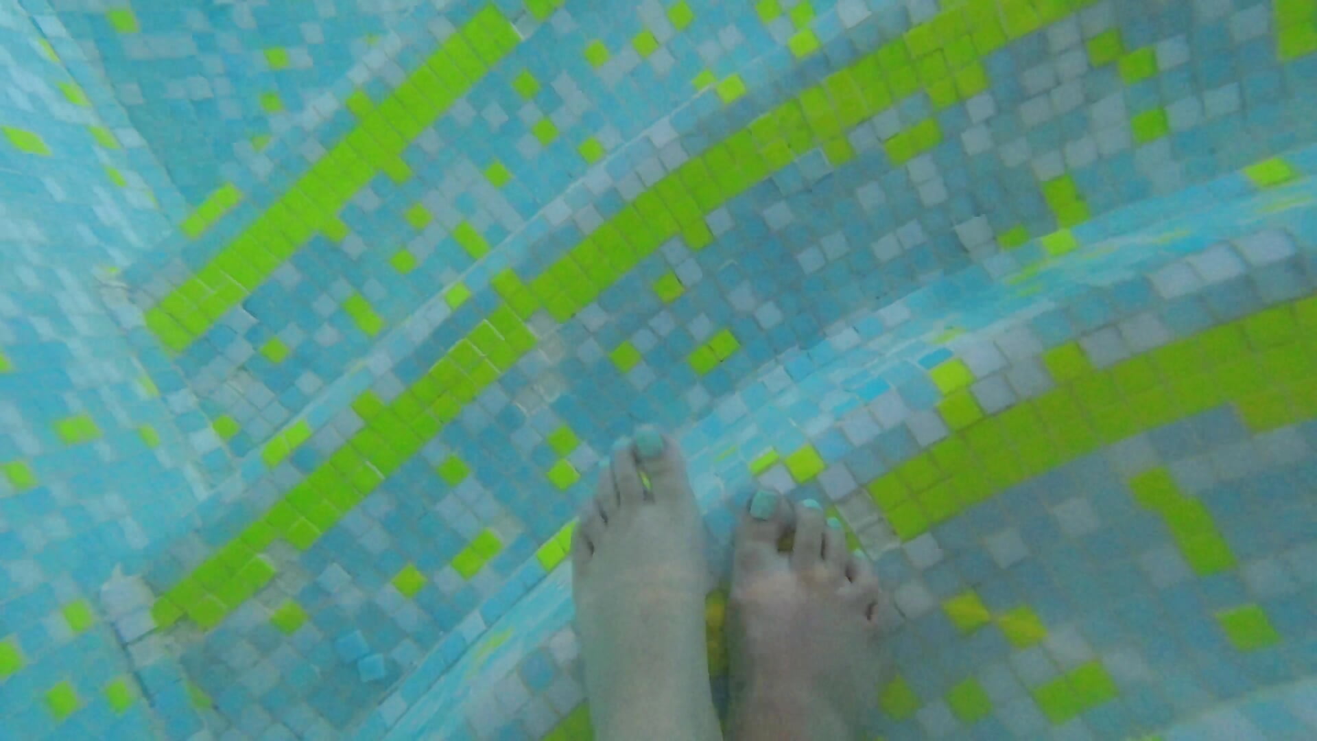 Fuesse unter wasser / nackte Tittis auf der Fähre