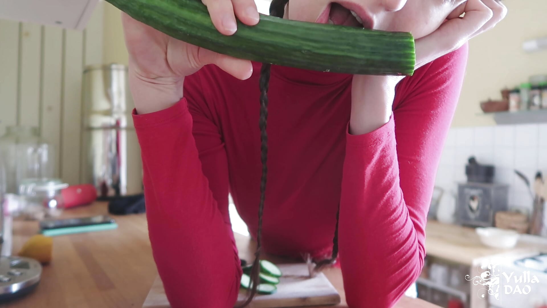 Dans ma cuisine - video di yulladao modella di cam