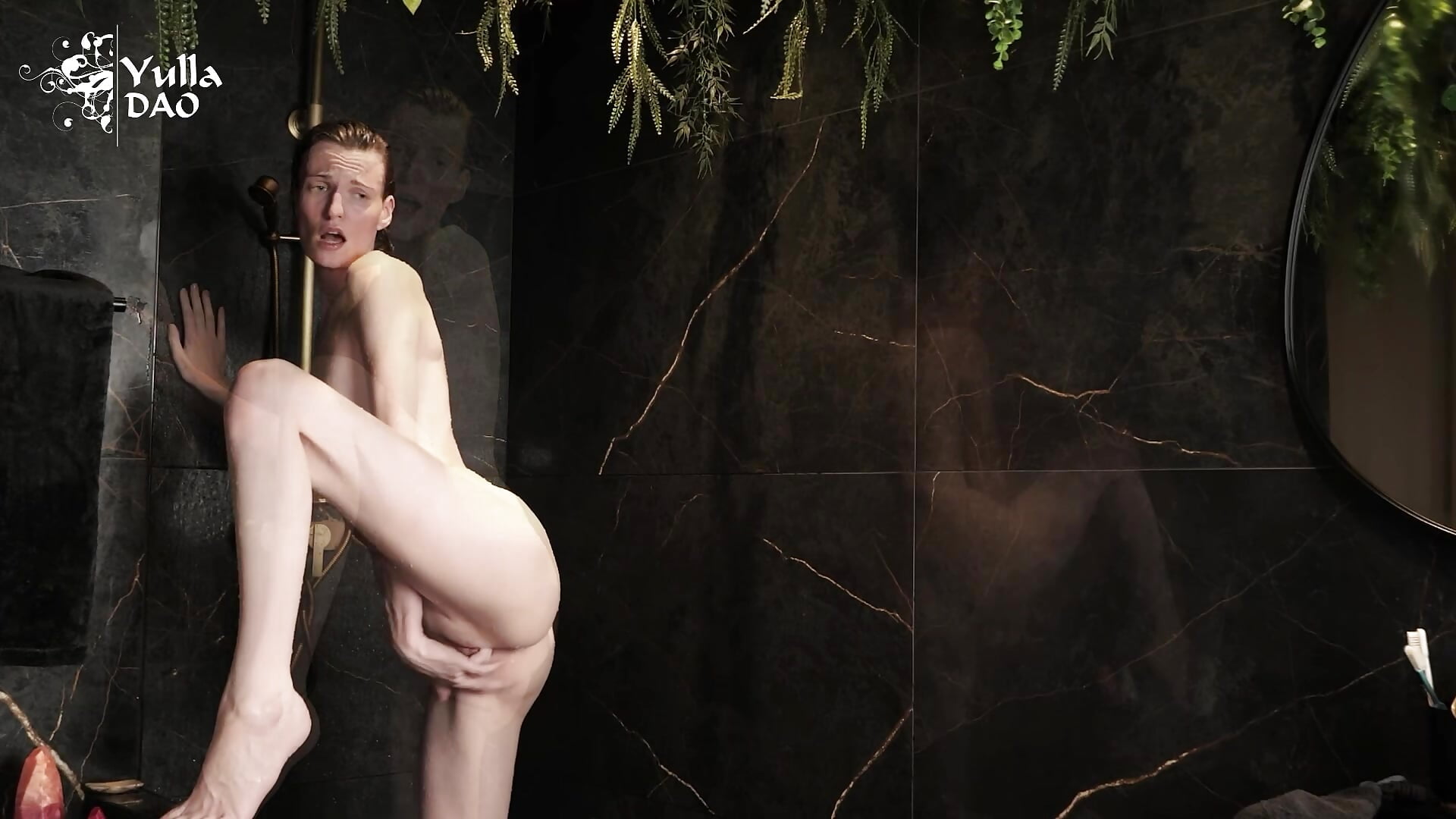 In Full - Dark Walls Wet Skin (Best of live) - video di yulladao modella di cam