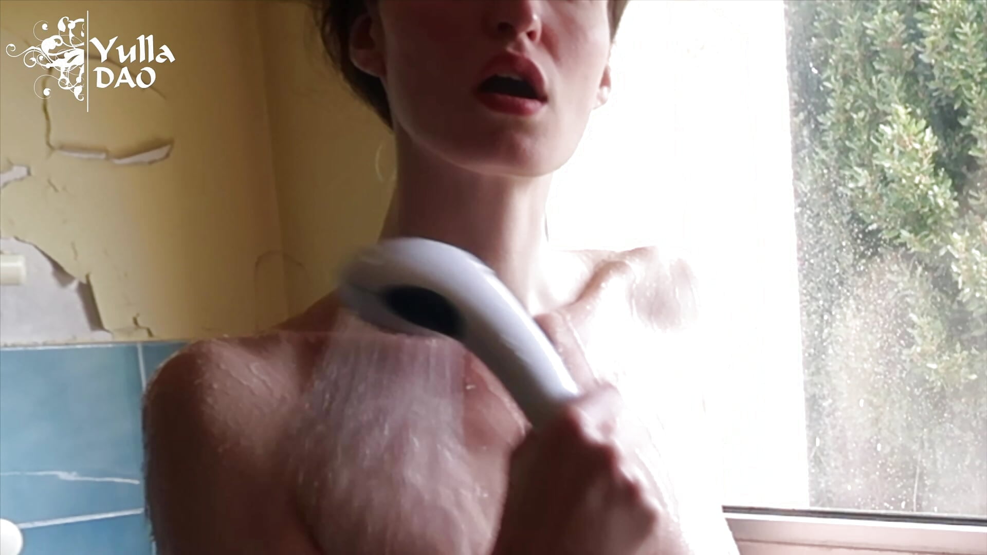 Douche à la fenêtre teaser - video di yulladao modella di cam