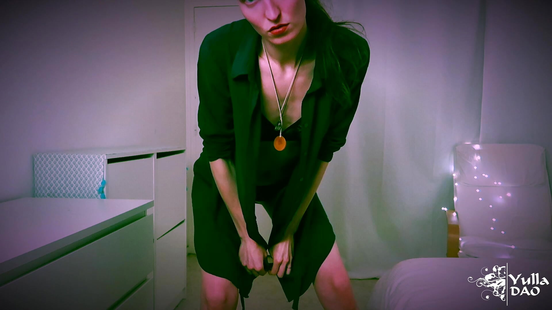 strip tease et rhabillage - video di yulladao modella di cam