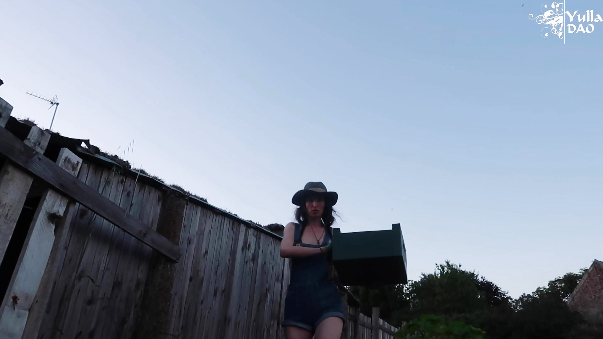 Dans le potager Teaser - video di yulladao modella di cam