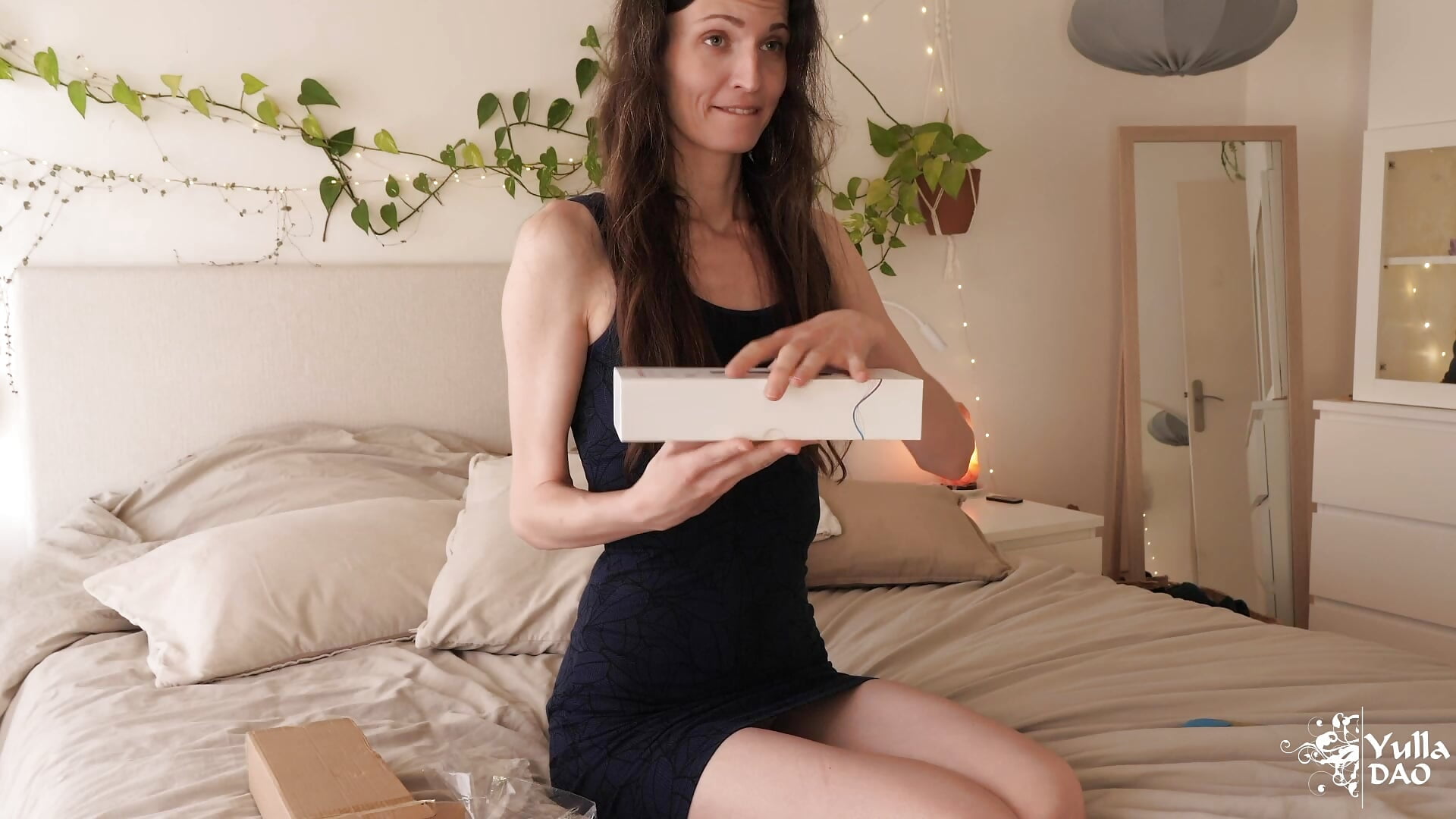 Teaser - Hyphy unboxing - video di yulladao modella di cam