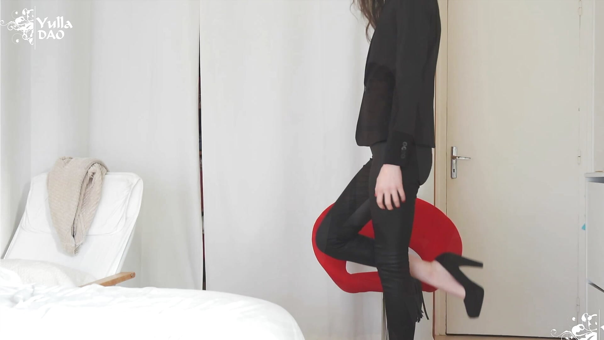 fauteuil rouge - teaser - video di yulladao modella di cam