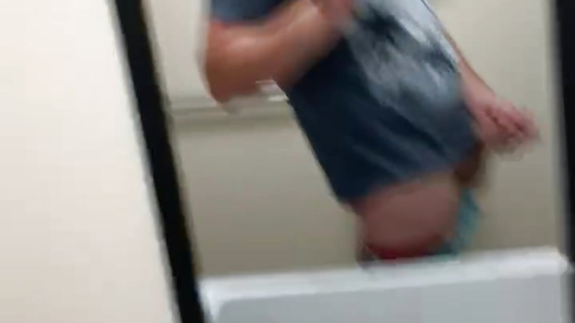 Lil public restroom cum - ক্যাম মডেল MyCock_YourMouth-এর ভিডিও