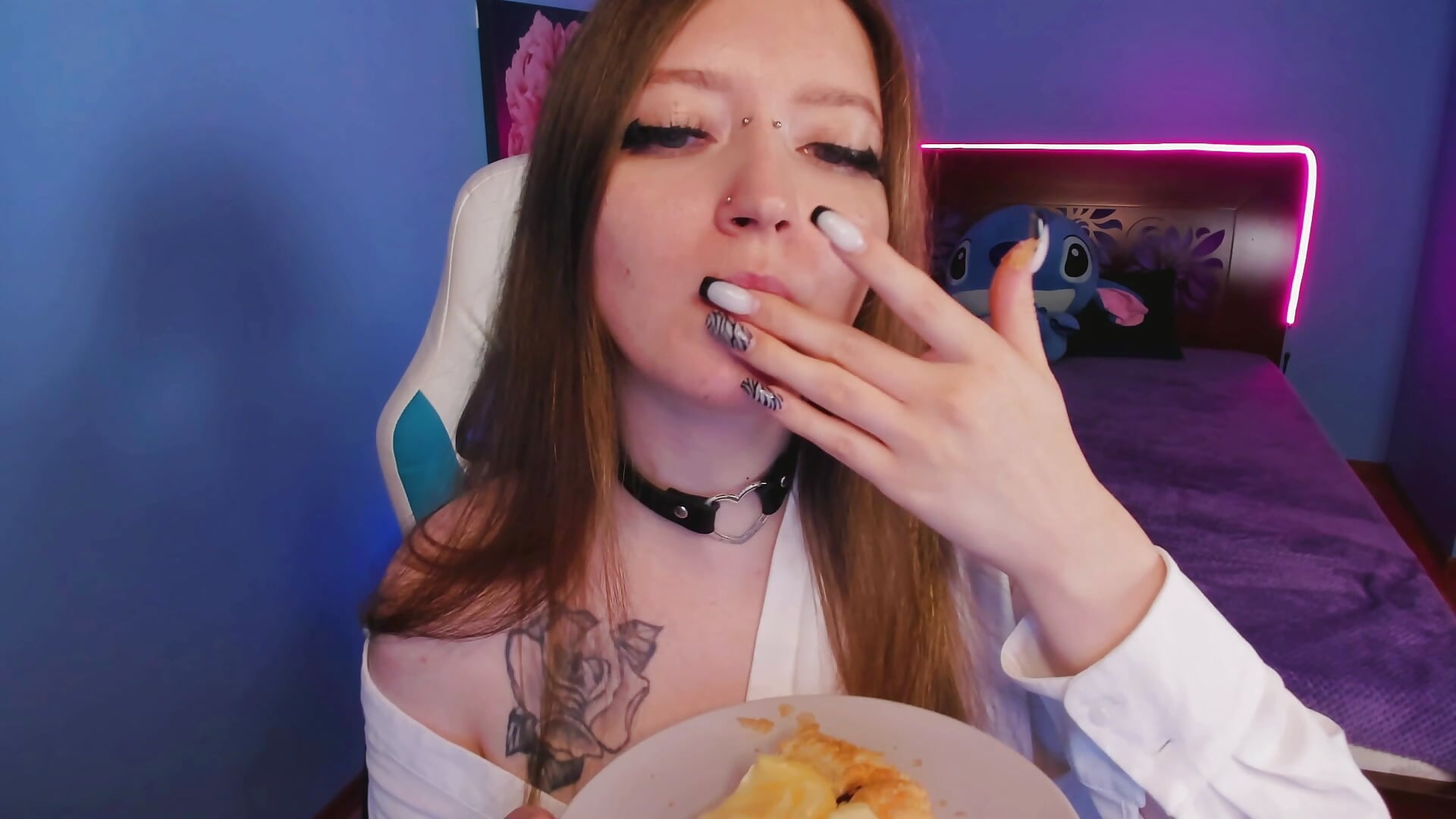 Sploshing: enjoy a sweet bun and my tits