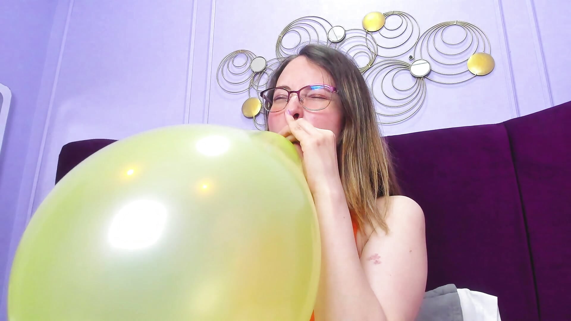 super big balloon pop - video by AmbeerWood_ cam model