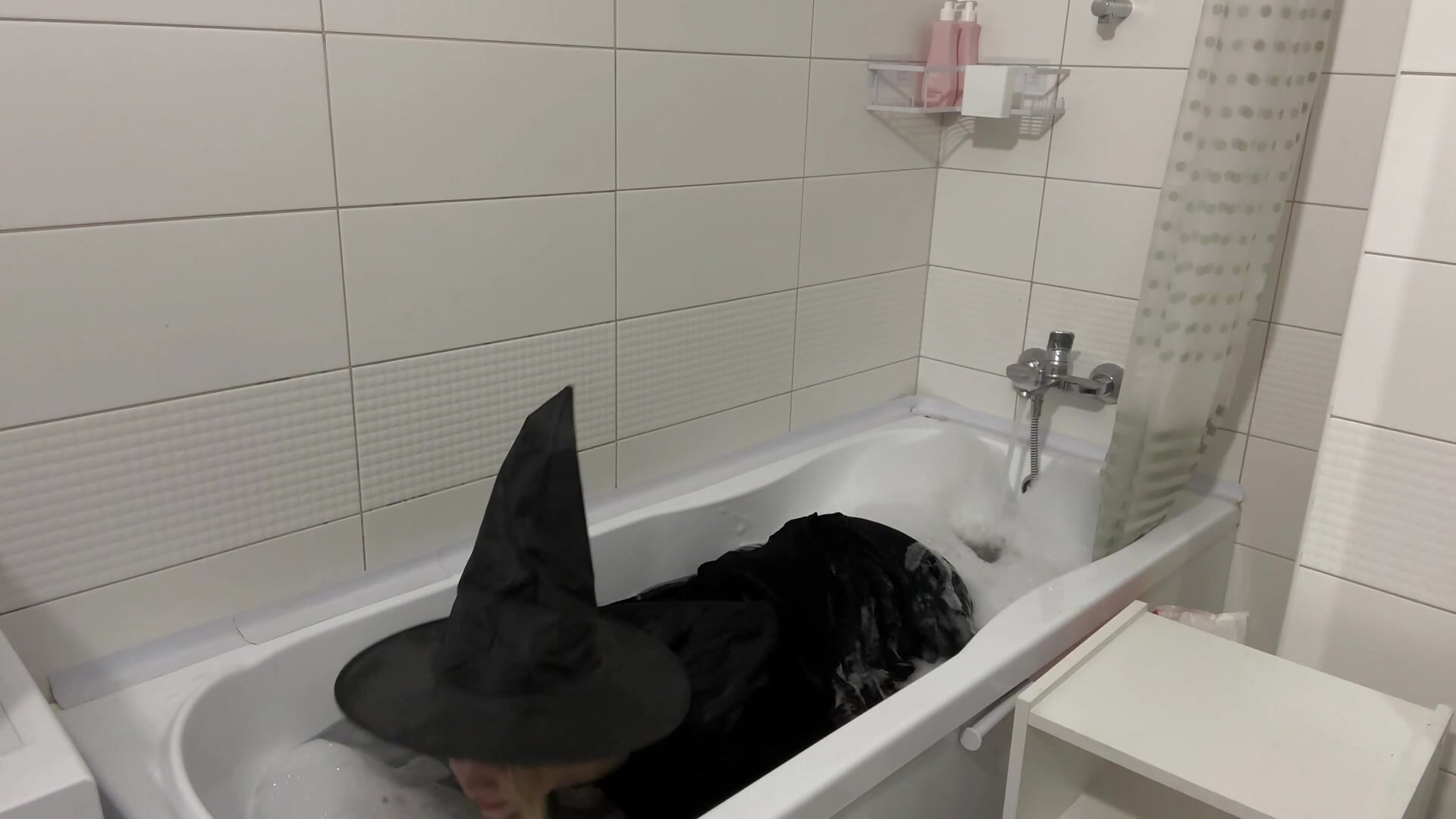 MELTING SORCERESS: WICKED, WET IN TUB WITH BUBBLES - video by Hottie_Jane