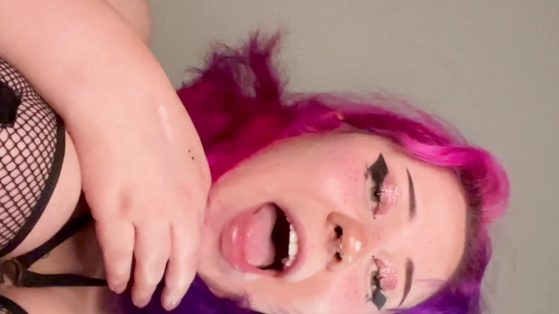 ALT GIRL FACESITTING - video by DigitalMeowka cam model