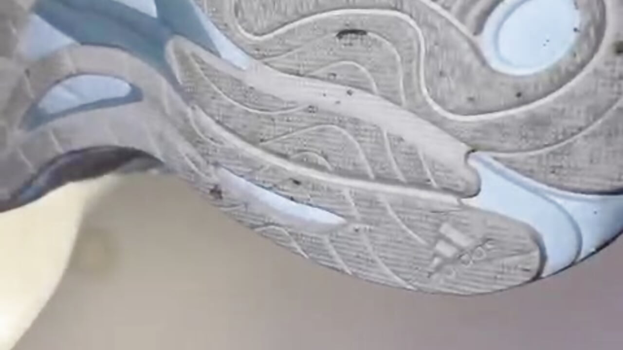 Dirty sneaker soles 👟 - video od modelky/modela Rebeca_jones