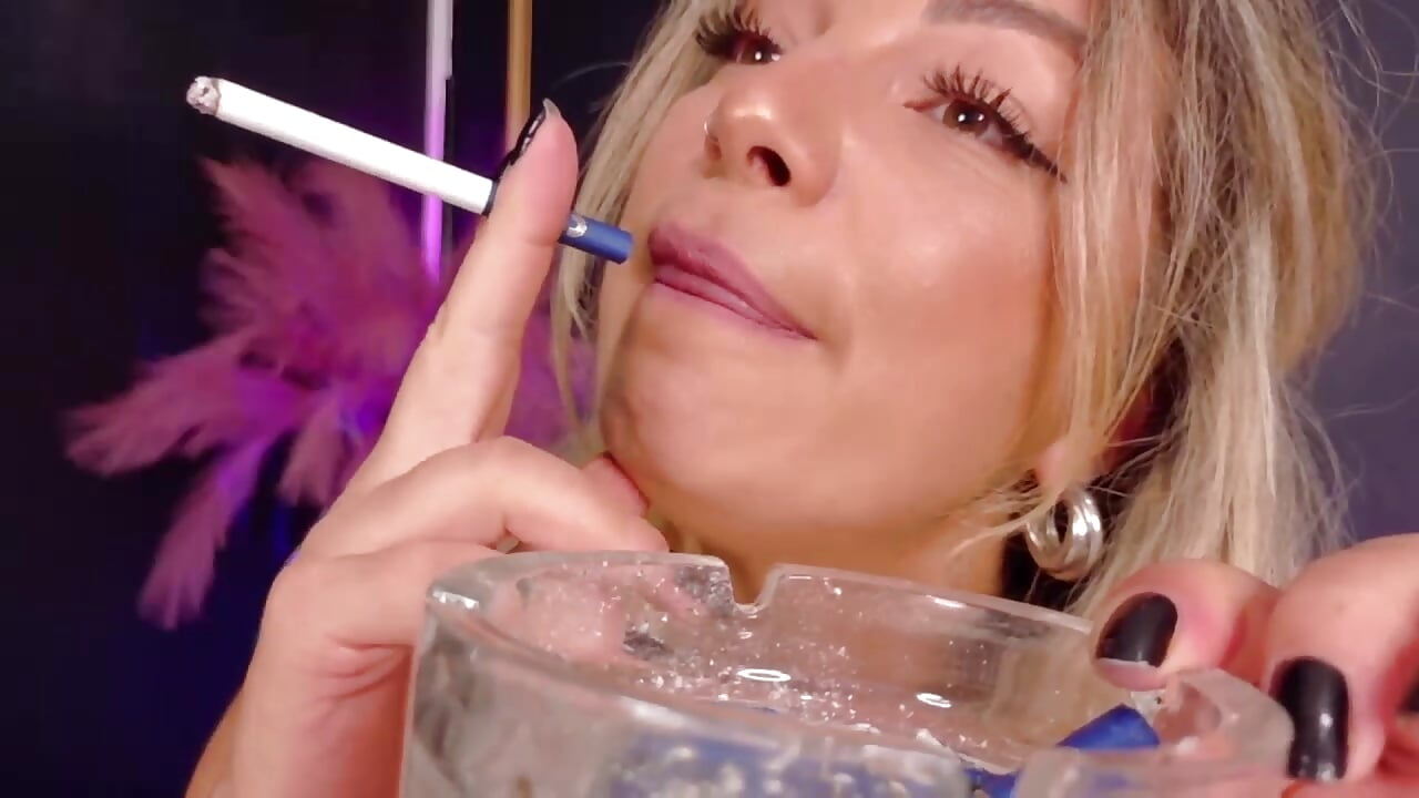 Smoke- teeth - ashtray Fetish - βίντεο μοντέλου DeeaDiamondd