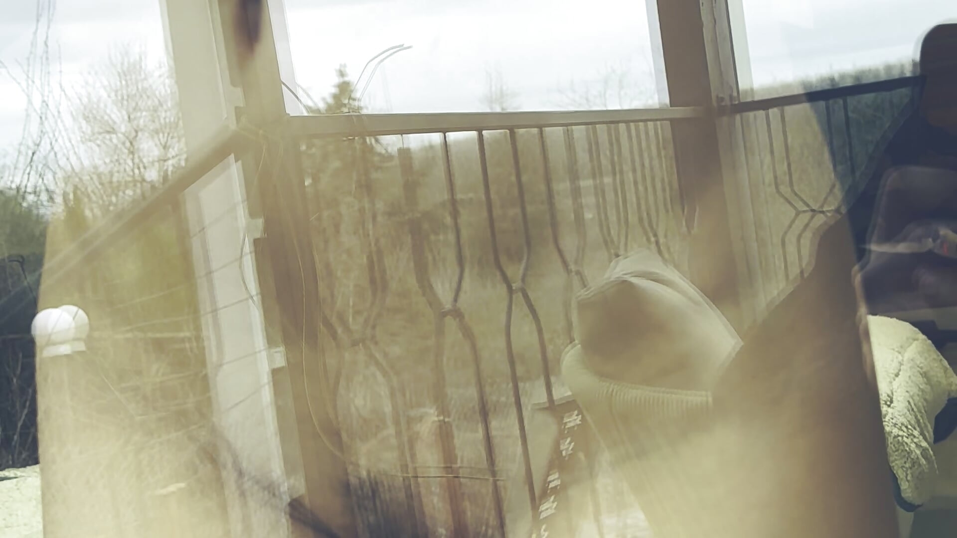 Az a fránya függöny sosincs elhúzva... – video od webkamerové modelky 21sweetSunny