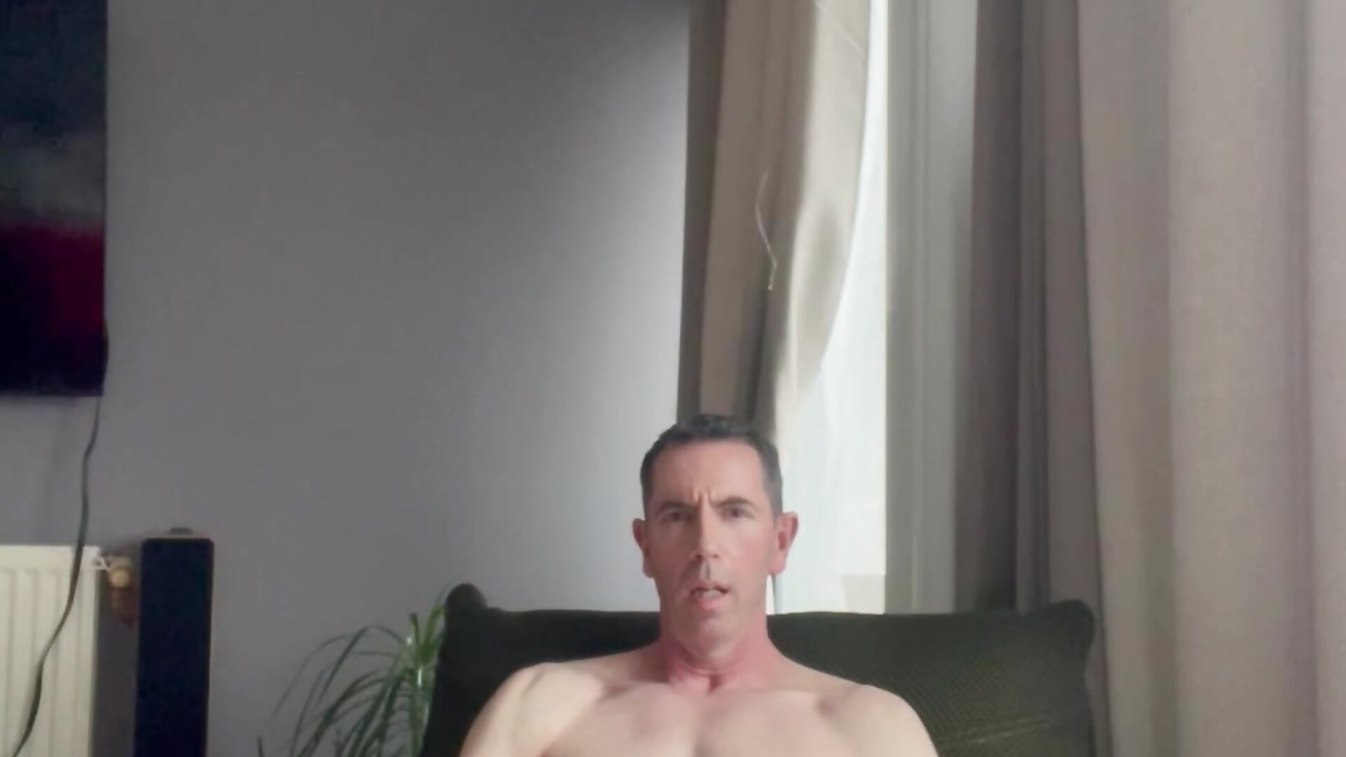 Masturbation entièrement nu dans mon fauteuil devant les baie du balcon avec voisins en face - vidéo du modèle de showcams Exhibsexe