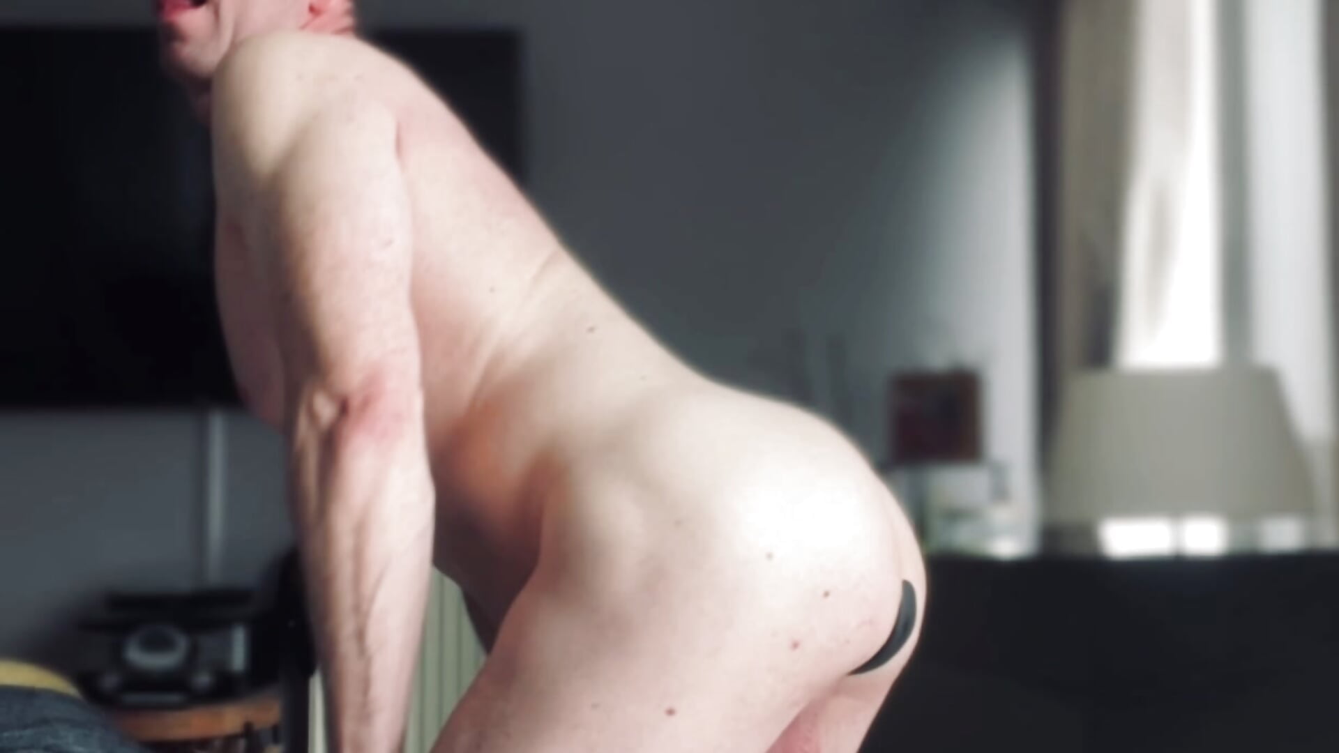 Je m’enfonce gode par derrière entièrement nu en me penchant vers l’avant 😋😋😋 - vidéo du modèle de showcams Exhibsexe