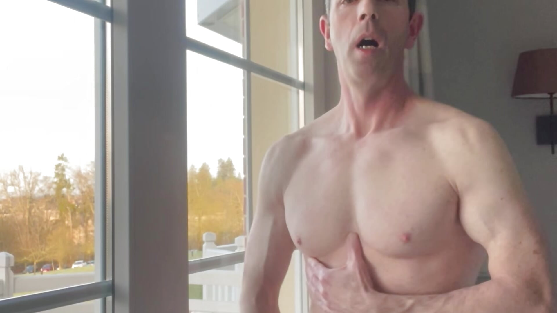 Masturbation nu devant le balcon de l’hôtel en vacances - video oleh model kamera Exhibsexe