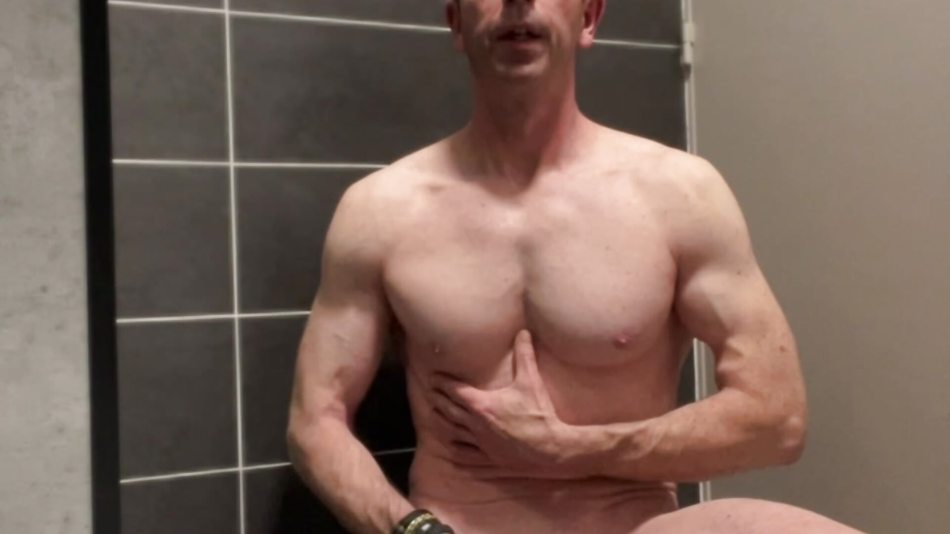 Masturbation entièrement nu, ejac lèche sperme WC - vidéo du modèle de showcams Exhibsexe