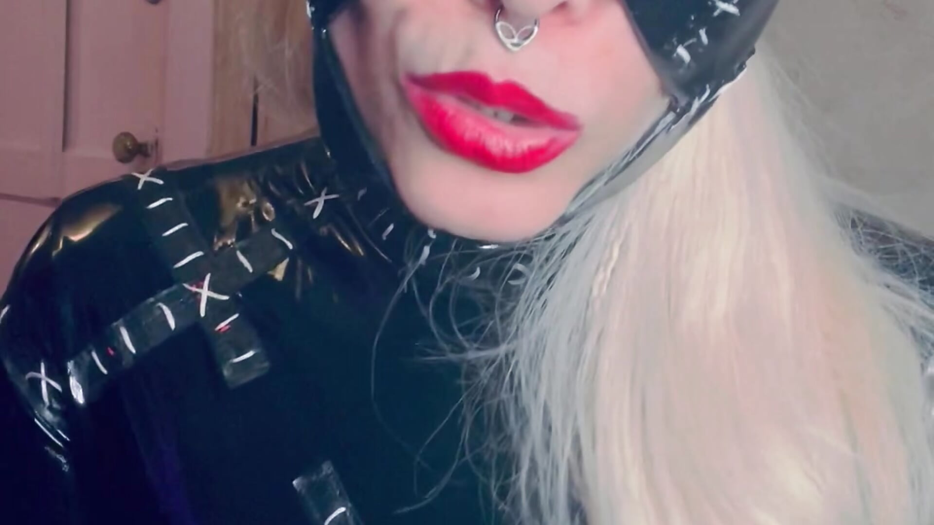 Catwomen fucks you with her strap on let her peg you.. mmeoowww - ক্যাম মডেল FRRANNKIE-এর ভিডিও