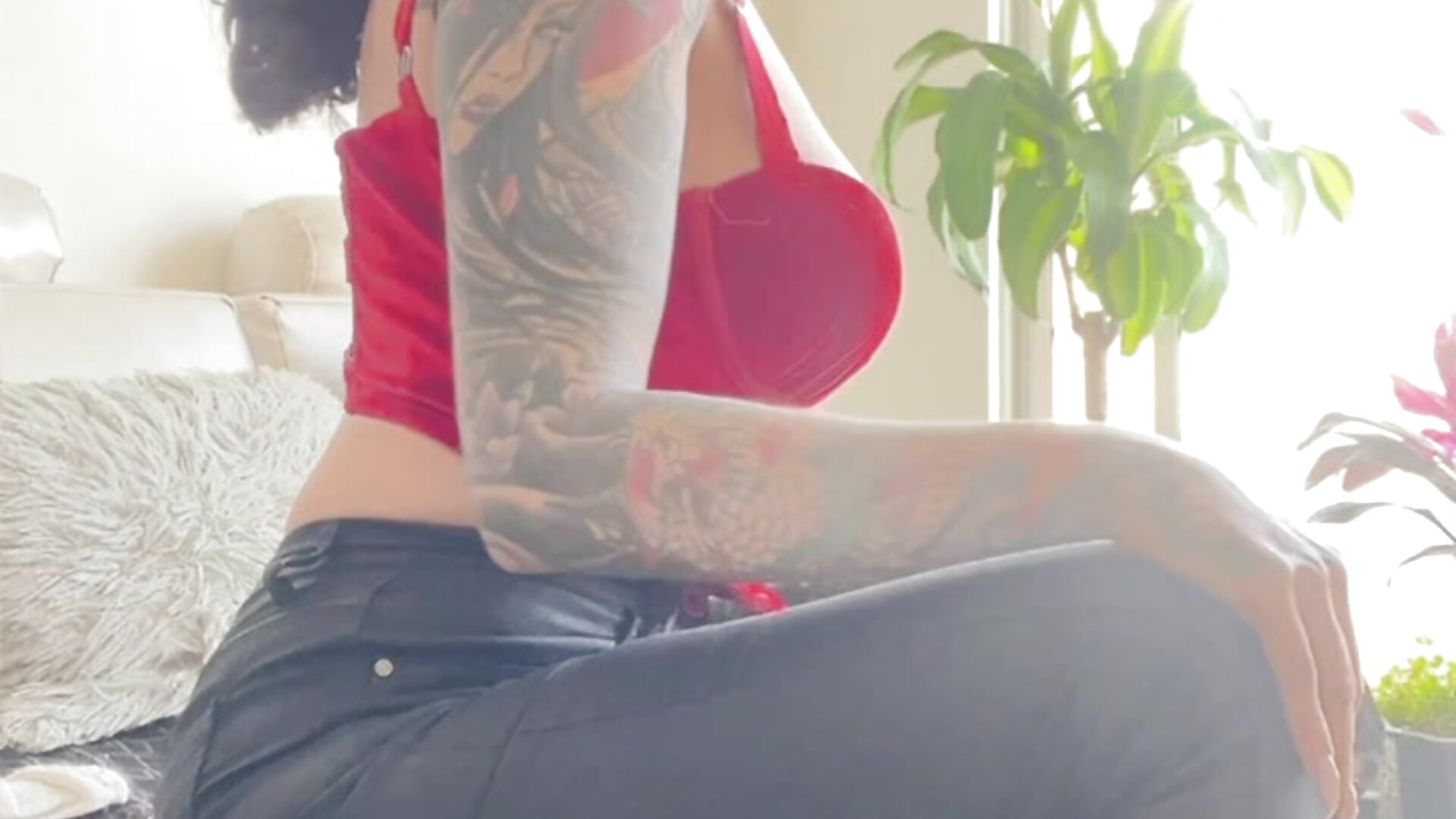 Red lips - leather pants and heels 👠 – видео вебкам-модели Selena_G69