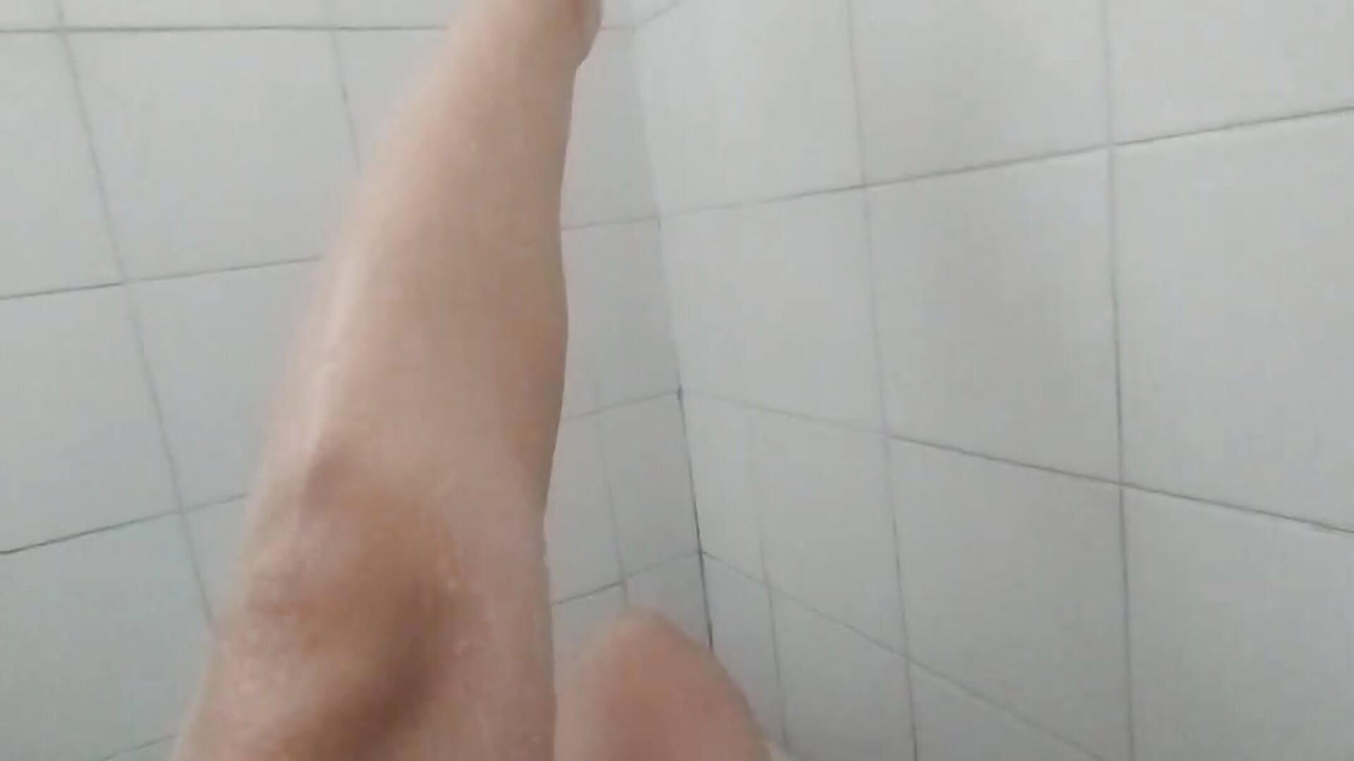 Come and we bathe together while I masturbate with my feet - vidéo du modèle de showcams nathalie_rivers