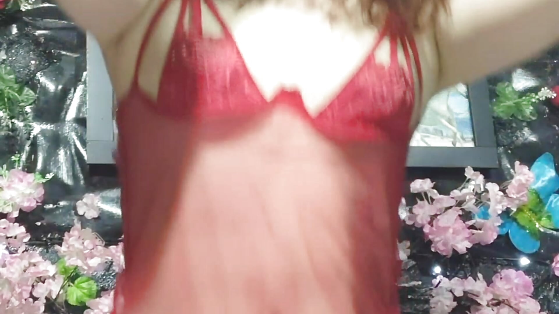 Sexy in heels, a sexy erotic dance with her red lips, she masturbates very sexy while dancing, she c