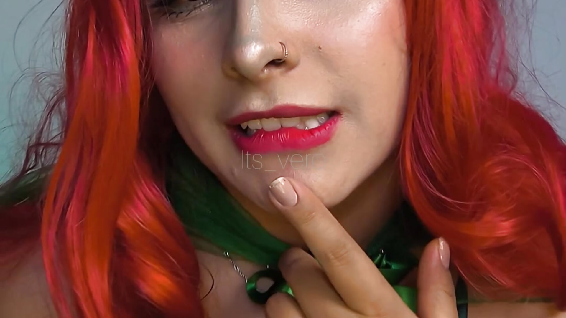 Poison ivy teases you, speaks to you, and when she kisses you, you die with a huge erection, cumming - Video von Its_vero Cam-Model