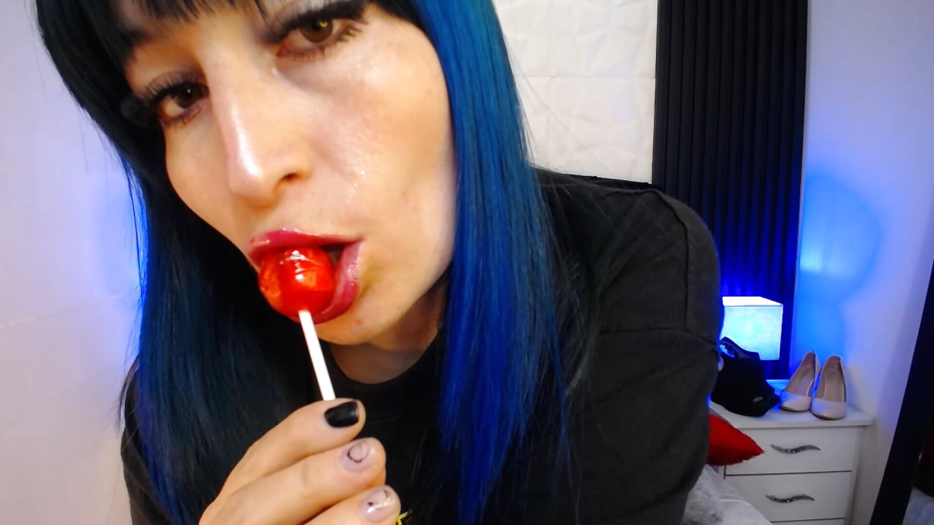 Red lips, fixed look and dangerous tongue 😈💋 - video van alicia_moom cam-model