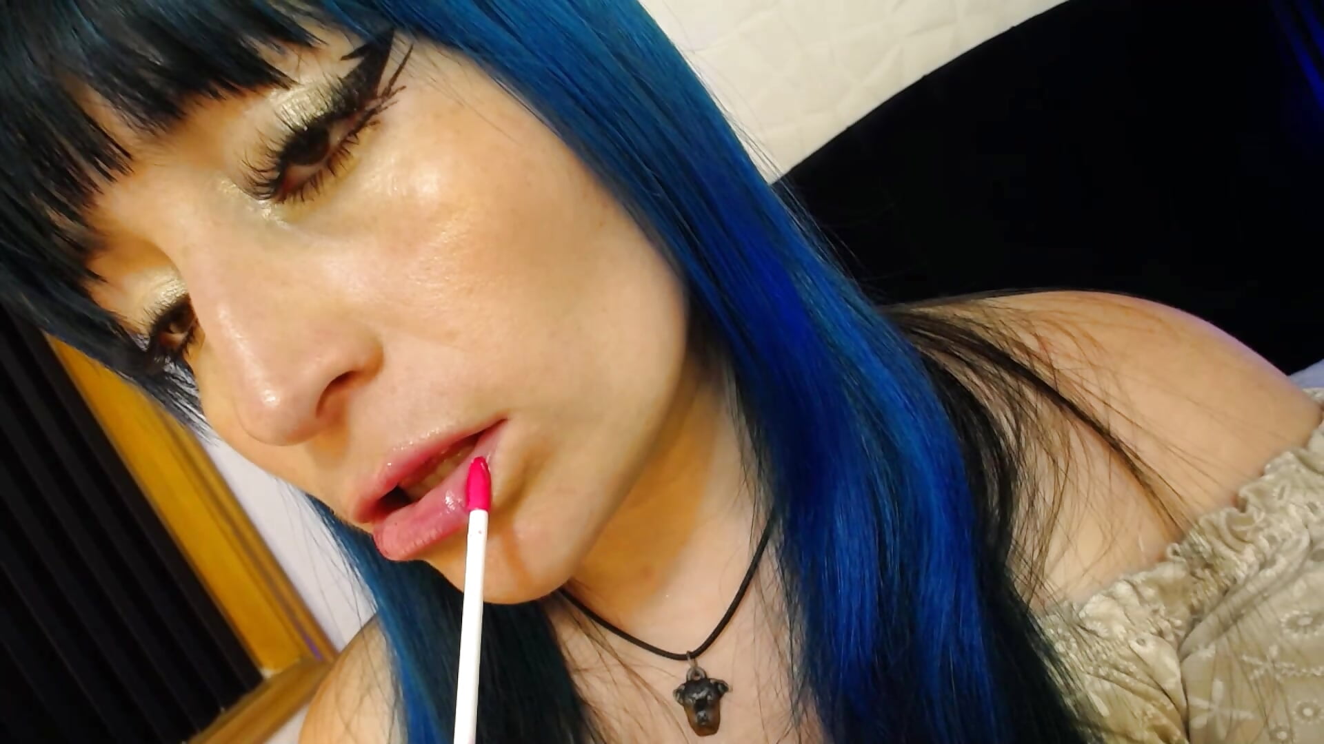 Mommy with lipstick and fixed tempting look - video van alicia_moom cam-model