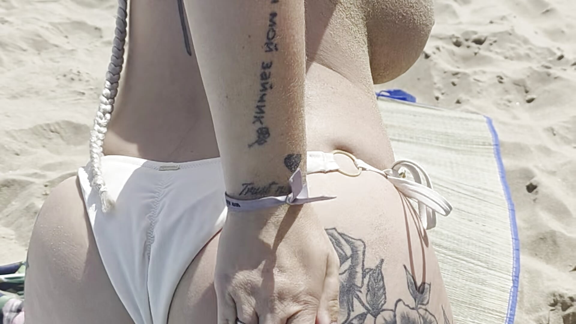beach spanks and sandy boobs - video van Jassy_Foxy cam-model