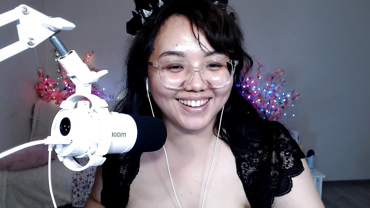 your cute girl meow😻😸 - video by Moertomlly cam model