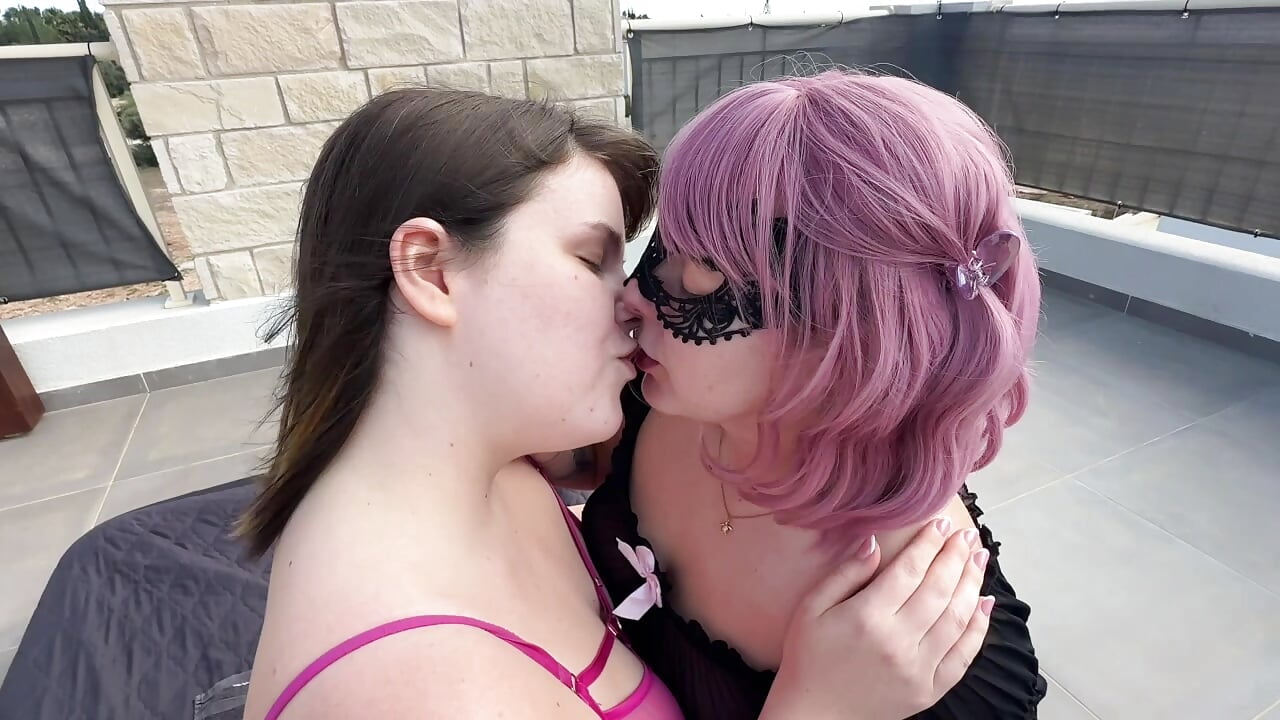 Joan & Becca kiss PornWheel - فيديو من JoanGraziella موديل الكام