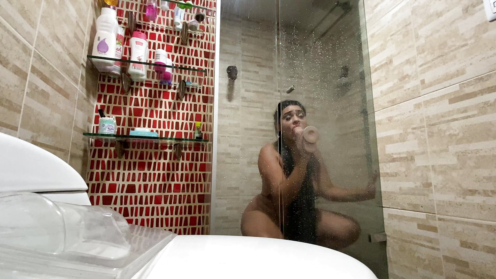 I get Naugthy in the shower - video by VannessaCruz cam model