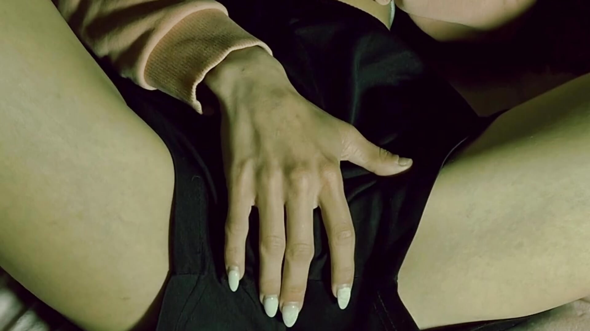 Mi annoio sul divano, mi apro la figa - video by Vegas_Vittoria cam model