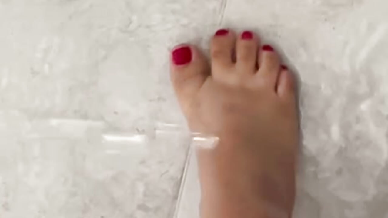 bath of my pretty feet - video oleh model kamera iraide_castro