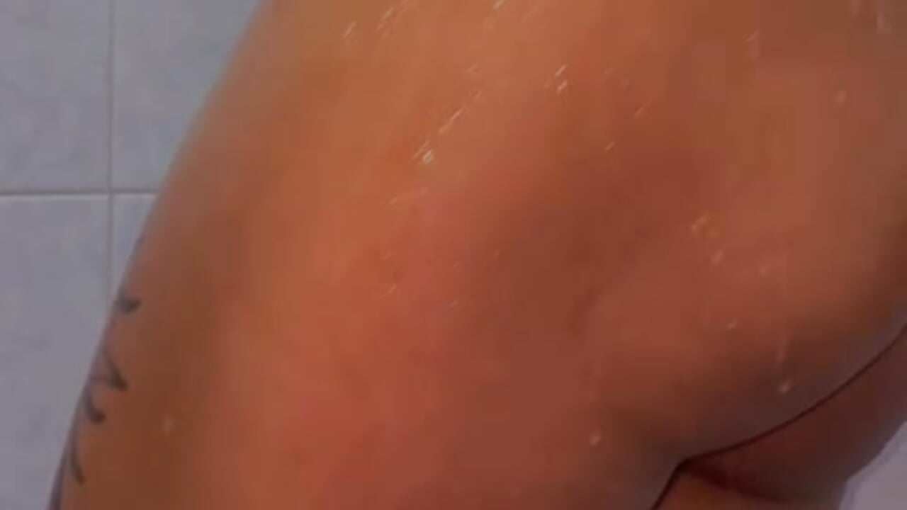 I touch my body while i take a so very warm shower - video by im_amber cam model